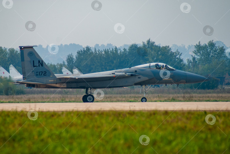 Скачать Американский всепогодный истребитель четвертого поколения McDonnell-Douglas F-15 "Игл" (McDonnell Douglas F-15 Eagle) на взлетно-посадочной полосе после посадки. Крупный план. МАКС-2007. фотосток Ozero