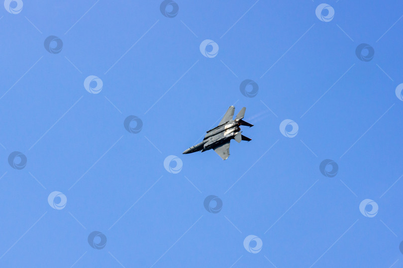 Скачать Американский двухмоторный сверхзвуковой всепогодный истребитель четвертого поколения McDonnell-Douglas F-15 "Игл" (McDonnell Douglas F-15 Eagle) в полете. Крупный план. МАКС-2011. фотосток Ozero