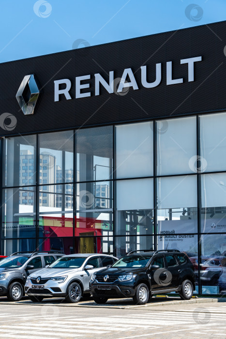 Скачать Автомобили Renault разных цветов припаркованы возле дилерского центра Renault. На фасаде здания надпись Renault с логотипом. Дилерский центр Renault. Мега Адыгея. фотосток Ozero