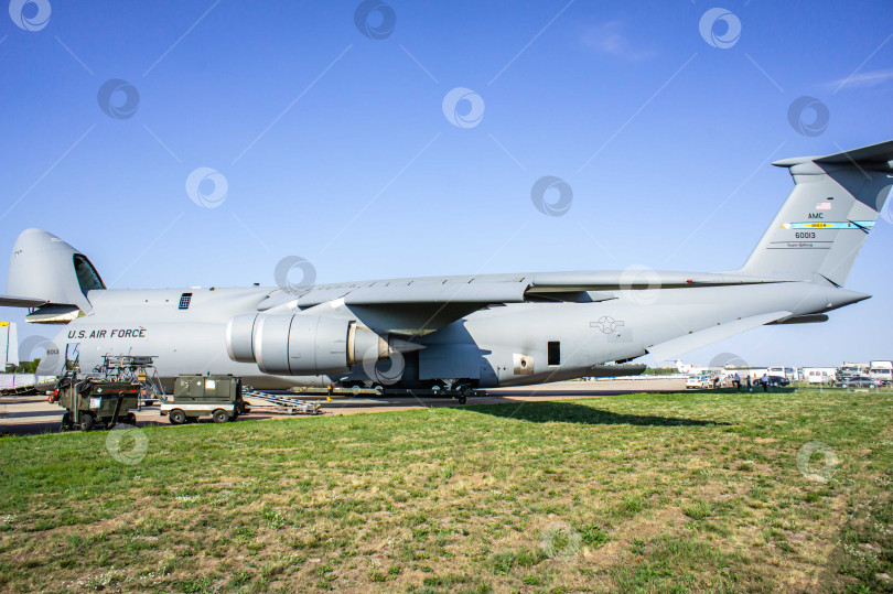 Скачать Американский тяжелый военно-транспортный самолет Lockheed C-5 Galaxy на стоянке МАКС-2011. C-5 Galaxy, третий после Ан-225 и Ан-124 по грузоподъемности, фотосток Ozero