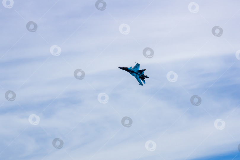 Скачать Российский многофункциональный фронтовой сверхзвуковой истребитель-бомбардировщик Су-34 поколения four plus выполняет фигуры высшего пилотажа в небе над аэродромом. Самолет синего цвета. фотосток Ozero