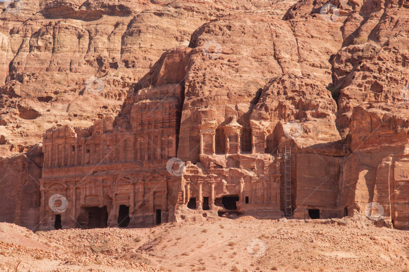 Скачать Иордания, Петра, Византийская церковь, высеченная в песчаных скалах в 5-м или 6-м веке после землетрясения. Скалистые утесы красных, розовых и оранжевых тонов. фотосток Ozero