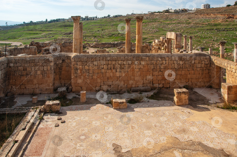 Скачать Иордания, Гераса (Джераш) - древний город, которому шесть с половиной тысяч лет. Руины христианской церкви святых Космы и Дамиана, построенной в 533 году нашей эры. Остатки мозаичного пола тех лет. фотосток Ozero