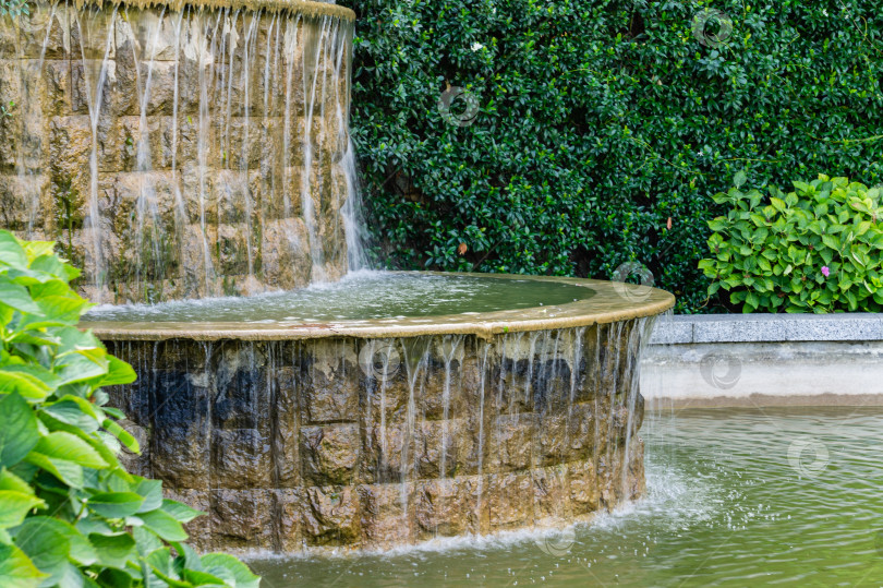 Скачать Декоративный бассейн и водопад перед классической беседкой с мраморной скульптурой "Жрица тайных откровений" работы Римской папы (девушка под вуалью). Английский ландшафтный сад. фотосток Ozero