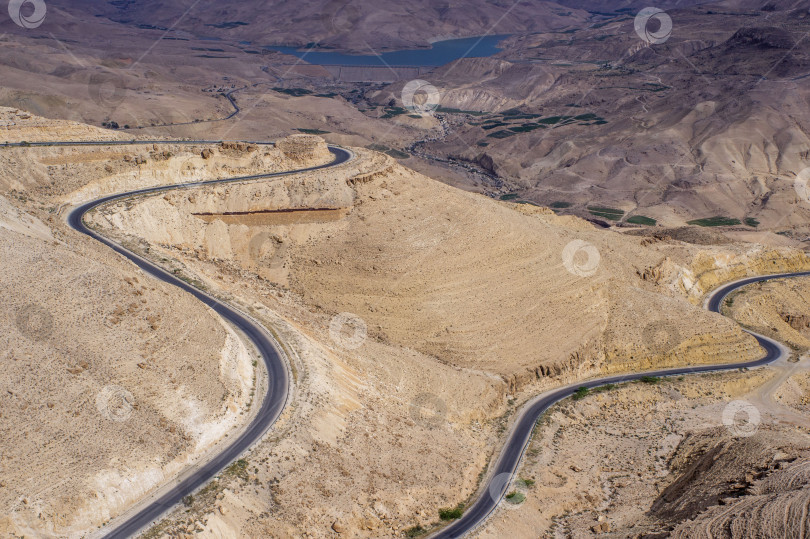 Скачать Извилистая Королевская дорога Иордании - одна из старейших в мире. Королевскому шоссе, проложенному среди горных ландшафтов, более 4000 лет. Наследие древних цивилизаций. Иордания. Вади Муджиб. фотосток Ozero