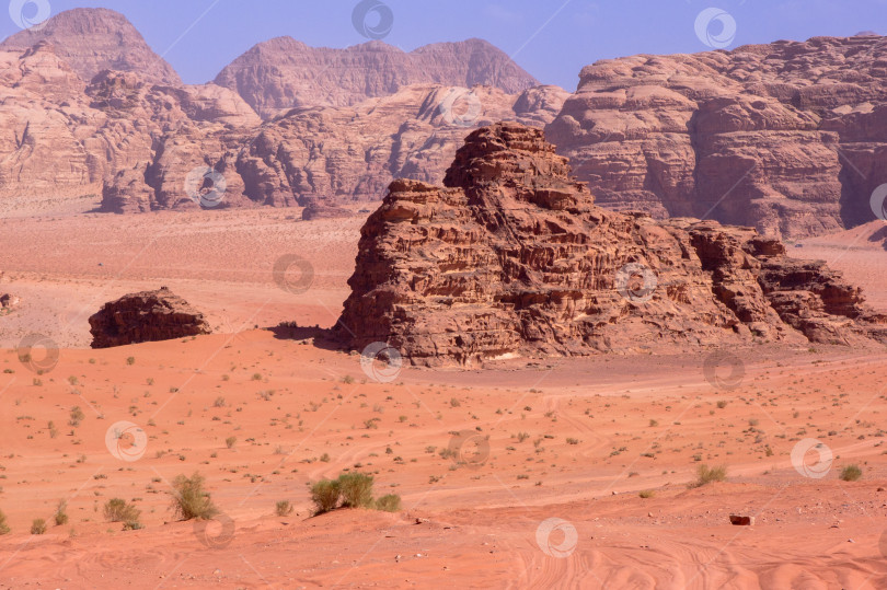 Скачать Иордания, пустыня Вади Рам. Невероятные пейзажи с яркими красками со всех сторон. Марсианский город, окруженный невероятными скалами и горами причудливых форм с самой необычной архитектурой. фотосток Ozero
