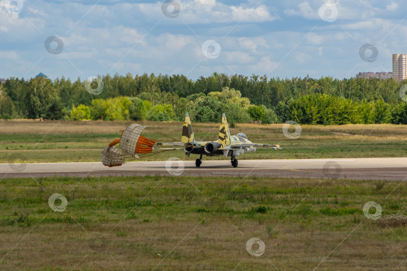 Скачать Советско-российский многоцелевой истребитель Су-35 (НАТО - Flanker-E) поколения "четыре плюс" движется по бетонной взлетно-посадочной полосе после посадки. 100 лет Военно-воздушным силам России. фотосток Ozero