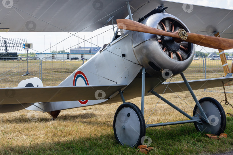 Скачать Самолет Ньюпор 17 Nieuport 17) на статической стоянке в Жуковском. Базовая модель французского истребителя времен Первой мировой войны. 100 лет Военно-воздушным силам России. фотосток Ozero