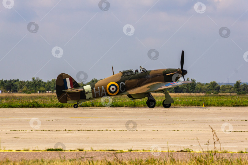 Скачать Британский одноместный истребитель Hawker Hurricane времен Второй мировой войны на открытой рулежной дорожке. Крупный план. Празднование 100-летия Военно-воздушных сил России. фотосток Ozero