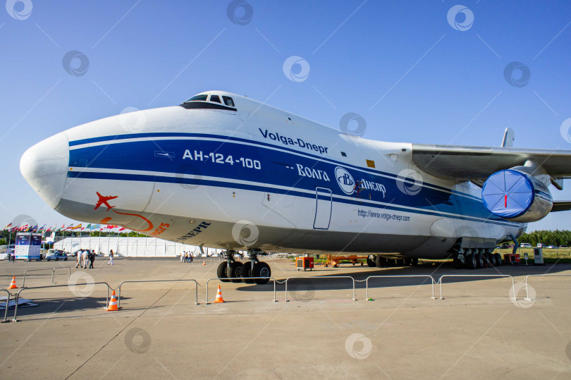 Скачать Тяжелый дальнемагистральный транспортный самолет Ан-124 "Руслан" (НАТО - "Кондор") авиакомпании "Волга-Днепр" стоит на статической стоянке МАКС-2011. Крупный план. фотосток Ozero