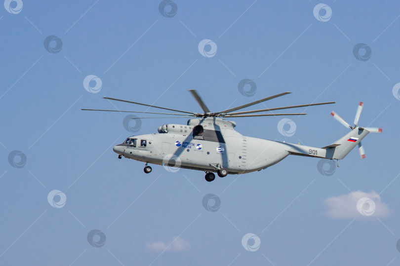 Скачать Крупнейший в мире серийный военно-транспортный вертолет Ми-26 (по кодификации НАТО: Halo) выполняет фигуры высшего пилотажа. МАКС-2011. Мощный пропеллер быстро вращается. фотосток Ozero