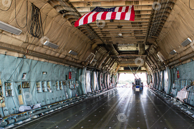Скачать Американский тяжелый военно-транспортный самолет Lockheed C-5 Galaxy на стоянке МАКС-2011. C-5 Galaxy, третий после Ан-225 и Ан-124 по грузоподъемности, фотосток Ozero