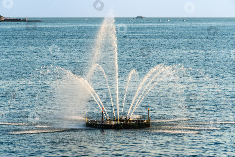 Скачать Первый в мире морской плавучий светомузыкальный танцующий фонтан в открытом море. Крупный план. Сзади линия горизонта. Крупный план. Геленджик, Россия - 02 июля 2022 г. фотосток Ozero