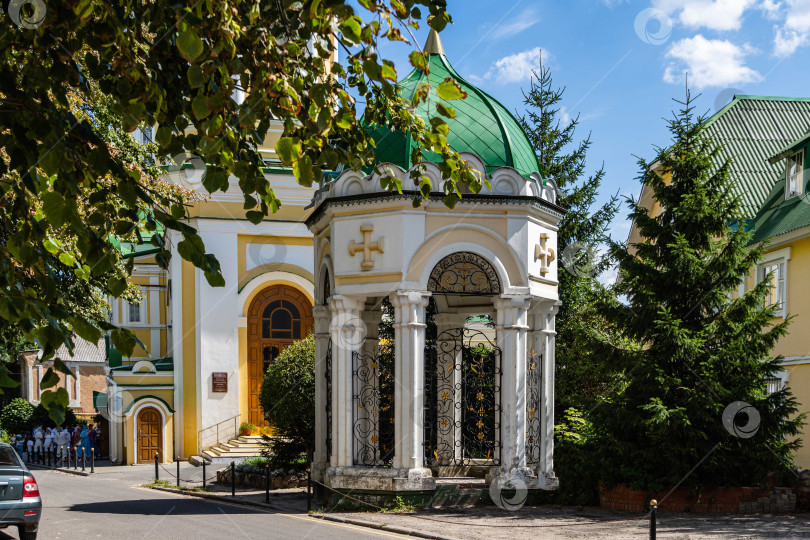 Скачать Православный храм Воронежской епархии. Зеленые купола с золотыми православными крестами на фоне голубого неба. Воскресенская церковь в городе Воронеже. Прихожане у входа. фотосток Ozero