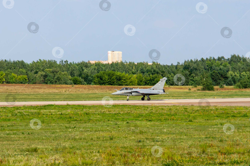 Скачать Французский многоцелевой истребитель четвертого поколения Dassault Rafale приземлился на российской взлетно-посадочной полосе. Самолет движется по взлетно-посадочной полосе с включенными фарами на шасси. МАКС-2011. фотосток Ozero