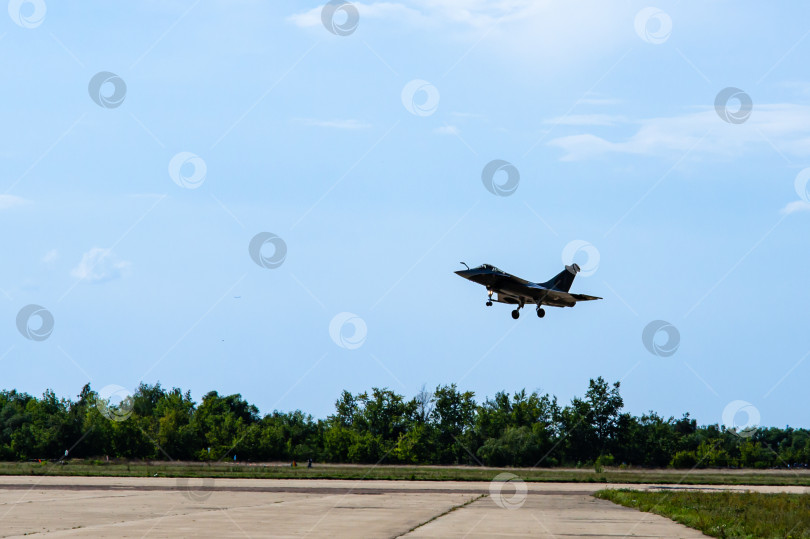 Скачать Французский многоцелевой истребитель четвертого поколения Dassault Rafale заходит на посадку на бетонную взлетно-посадочную полосу. МАКС-2011. фотосток Ozero