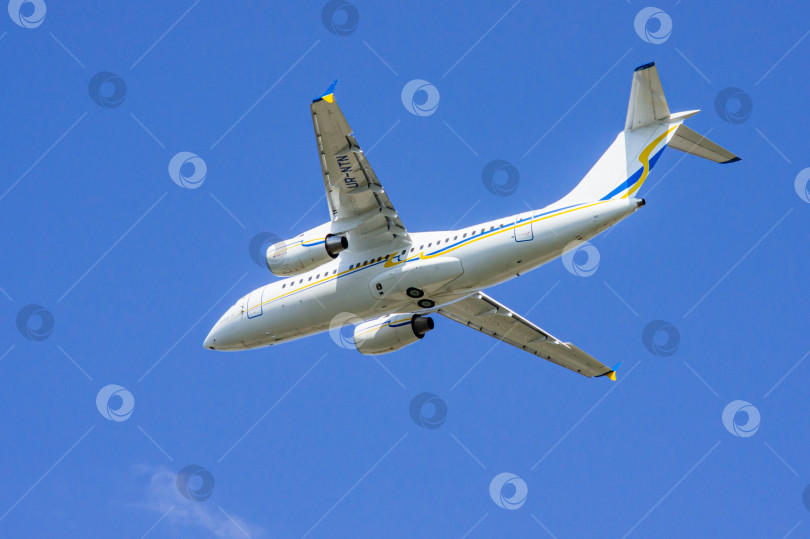 Скачать Украинский двухмоторный реактивный пассажирский самолет Ан-148 выполняет демонстрационный полет над аэродромом. МАКС-2011. Крупный план фотосток Ozero