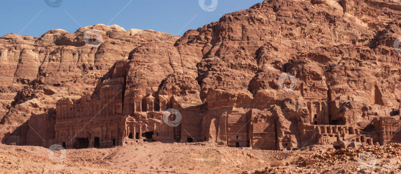 Скачать Иордания, Петра, Византийская церковь, высеченная в песчаных скалах в 5-м или 6-м веке после землетрясения. Скалистые утесы красных, розовых и оранжевых тонов. фотосток Ozero