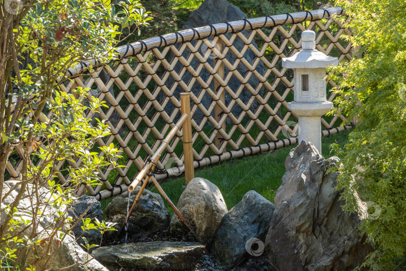 Скачать Японский сад в парке Галицкого в Краснодаре. Бамбуковый фонтан чо-зу. Чо-зу - название бамбукового ручья в Японии, в котором обычно моют руки перед богослужением в храме. фотосток Ozero