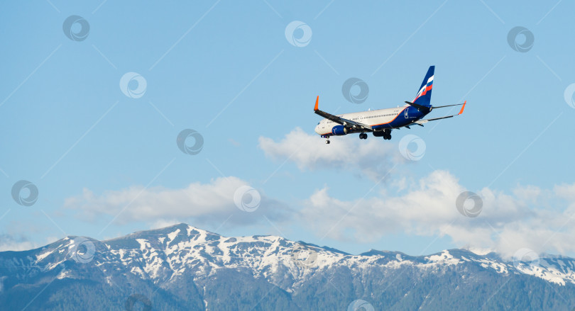 Скачать Boeing 737-8MC(WL) заходит на посадку на взлетно-посадочной полосе аэропорта Адлер на фоне вершин Кавказских гор. Boeing 737-800 VP-BSB Аэрофлот - Российские авиалинии. Сочи, Россия - 19 мая 2021 г. фотосток Ozero