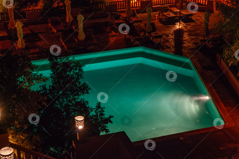 Скачать Ma'in hot springs resort & Spa - старейший курорт Иордании. Вид на освещенный бассейн в спа-отеле hot springs. Майн, Иордания - 08 декабря 2009 г. фотосток Ozero