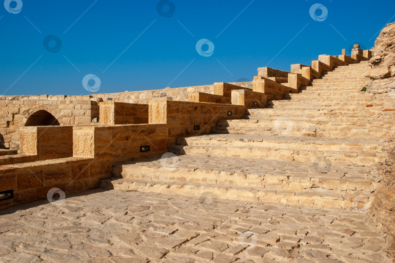 Скачать Иордания.. Замок крестоносцев Эль-Карак. Каменные ступени, ведущие к крепостной стене.Неприступная крепость Эль-Карак или "Крепость Ворона" была построена крестоносцами на горе в 1162 году. фотосток Ozero