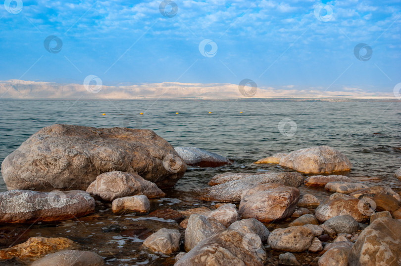 Скачать Береговая линия Мертвого моря на размытом фоне противоположного израильского побережья. фотосток Ozero