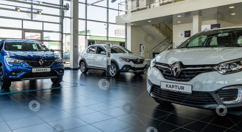 Скачать Крупный план автомобилей Renault различных модификаций и расцветок в демонстрационном зале дилерского центра Renault. Автосалон Renault в Мега Адыгея. фотосток Ozero