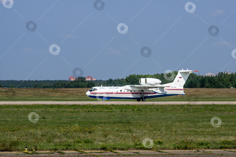 Скачать Российский самолет-амфибия (летающая лодка) Бе-200 "Альтаир" после посадки на взлетно-посадочную полосу аэродрома имени Громова. Размытый фон. Выборочный фокус. МАКС-2011. фотосток Ozero