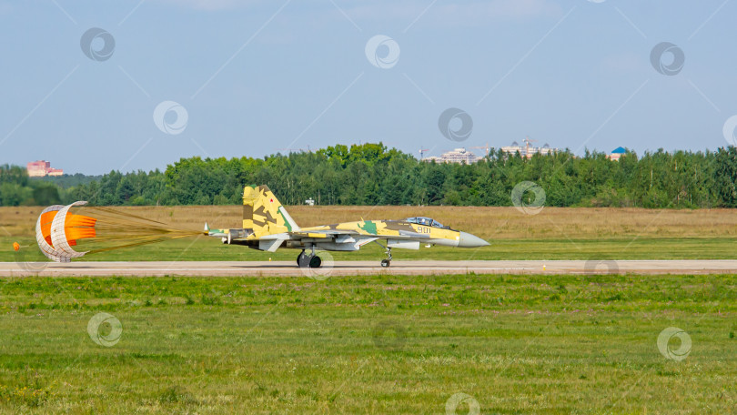 Скачать Советско-российский многоцелевой истребитель Су-35 (НАТО - Flanker-E) на взлетно-посадочной полосе летно-исследовательского института имени Громова после приземления. Позади самолета тормозной парашют. фотосток Ozero