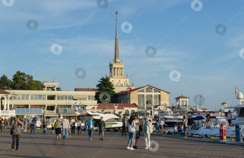 Скачать Морской торговый порт Сочи. Центр города со шпилем башни главного здания Морского вокзала. Центр города-курорта. Сочи, Россия - 19 мая 2021 г. фотосток Ozero