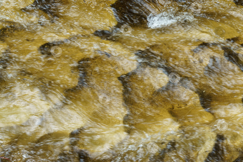 Скачать Быстрая горная река и камни. Крупный план быстро текущей воды. Река Ольховка в Кисловодском национальном парке. фотосток Ozero
