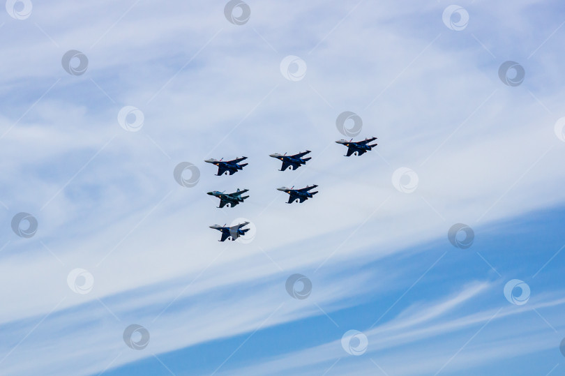 Скачать Российские многоцелевые истребители Су-27 (НАТО - Flanker-C) пилотажной группы "Русские витязи" выполняют групповой полет над аэродромом Летно-исследовательского института имени Громова. фотосток Ozero