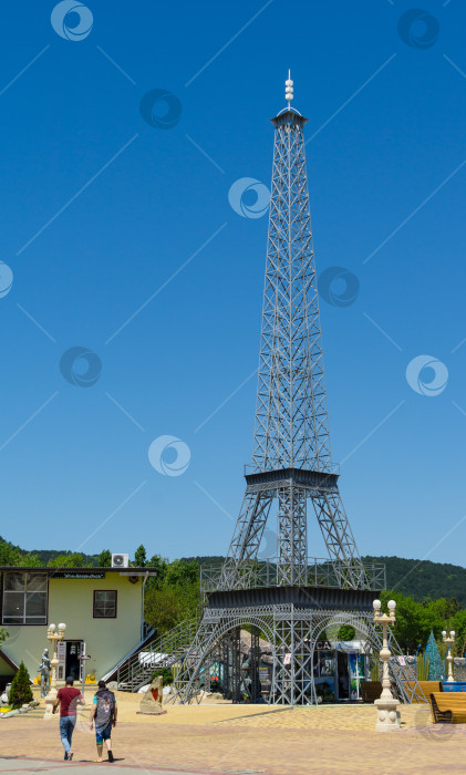 Скачать Украшение курорта в Архипо-Осиповке - модель Эйфелевой башни. Геленджик, Архипо-Осиповка, Россия, 14 мая 2021 г. фотосток Ozero