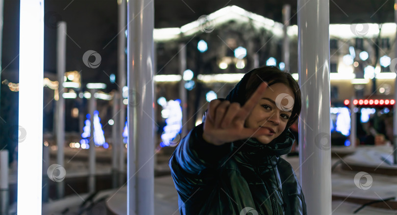 Скачать Портретное изображение молодой девушки, гуляющей по городу фотосток Ozero