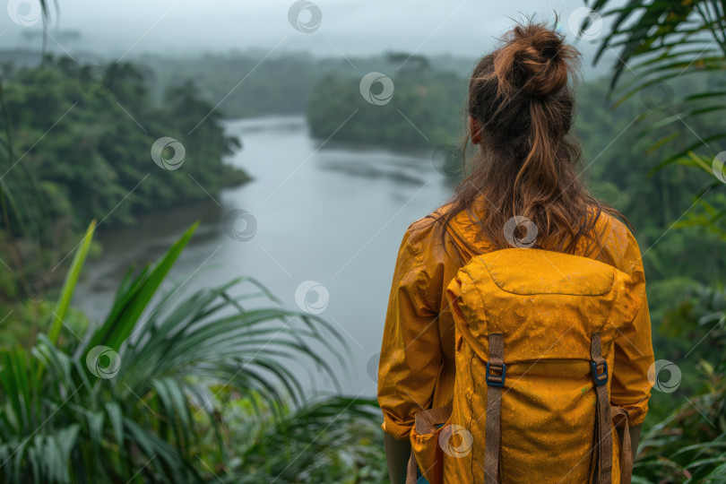 Скачать уставшая туристка путешествует по тропическому лесу фотосток Ozero