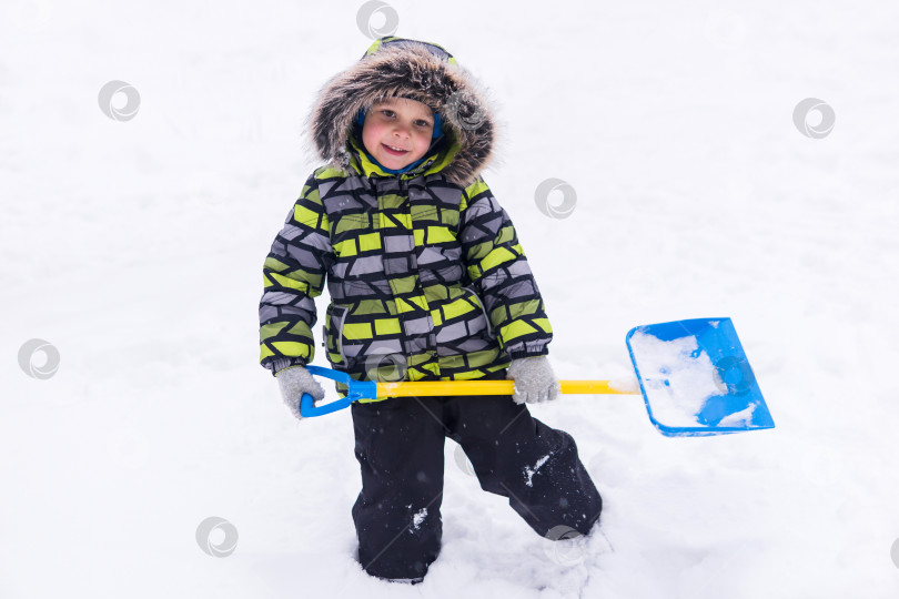 Скачать маленький мальчик, играющий зимой в снегу фотосток Ozero