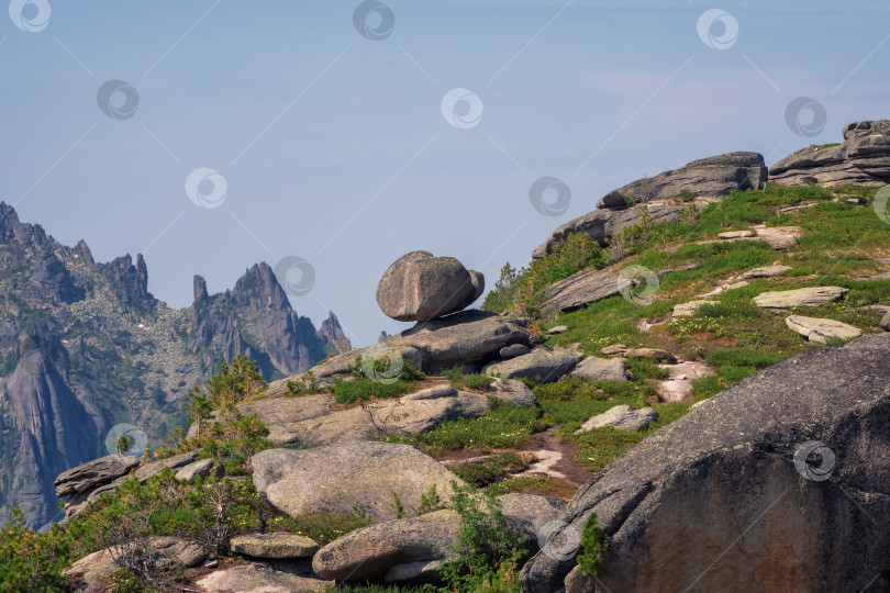Скачать Большой балансирующий камень, природное явление. фотосток Ozero