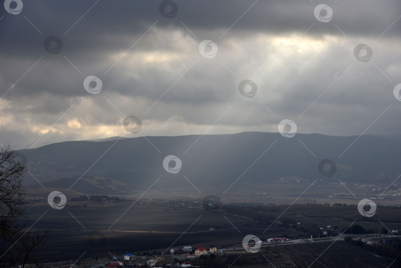 Скачать Луч света в сумраке фотосток Ozero