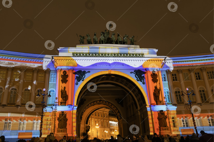 Скачать Проекция на здании Главного штаба на Дворцовой площади в честь Нового года фотосток Ozero
