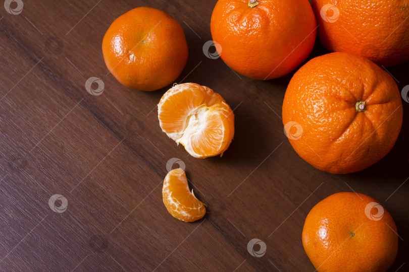 Скачать Мандарины и апельсины на столе фотосток Ozero