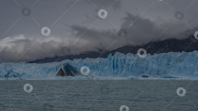 Скачать Стена голубого льда с трещинами и расселинами в ледниковом озере. фотосток Ozero