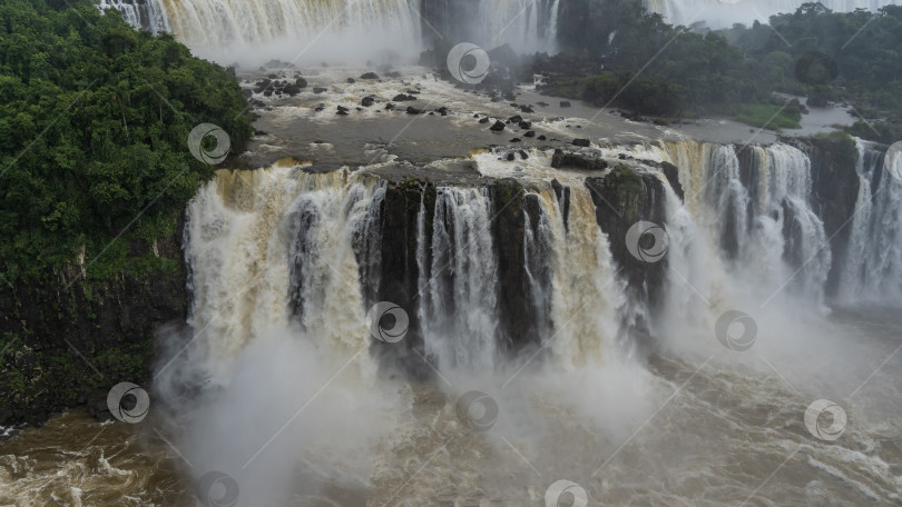 Скачать Каскад водопадов. Крупный план. фотосток Ozero