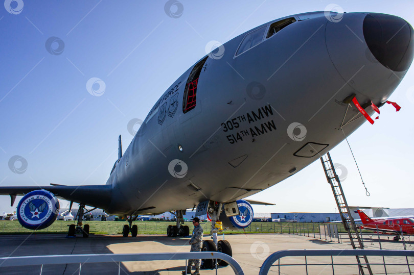 Скачать McDonnell Douglas KC-10 Extender - американский самолет-заправщик на авиасалоне МАКС-2011. Крупный план. Жуковский, Россия фотосток Ozero