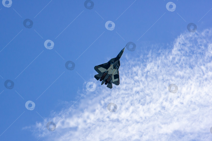 Скачать Российский многофункциональный истребитель пятого поколения Су-57 (НАТО - Felon) выполняет фигуры высшего пилотажа с вертикальным набором высоты. МАКС-2011. Крупный план самолета. фотосток Ozero