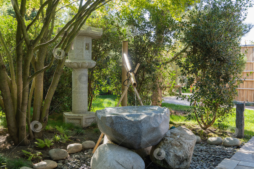 Скачать Японский сад в парке Галицкого в Краснодаре. Бамбуковый фонтан чо-зу. Чо-зу - название бамбукового ручья в Японии, в котором обычно моют руки перед богослужением в храме. фотосток Ozero