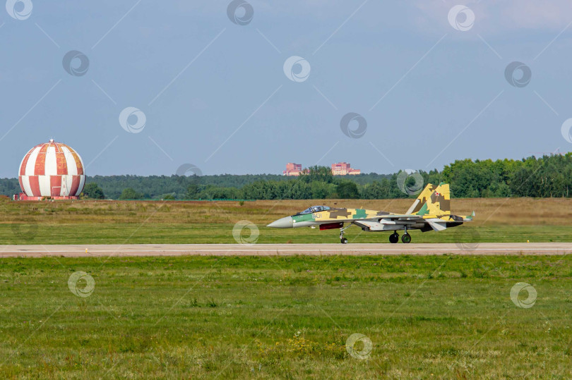 Скачать МАКС-2011. Советско-российский многоцелевой истребитель Су-35 (НАТО - Flanker-E) на взлетно-посадочной полосе после посадки. Крупный план. фотосток Ozero