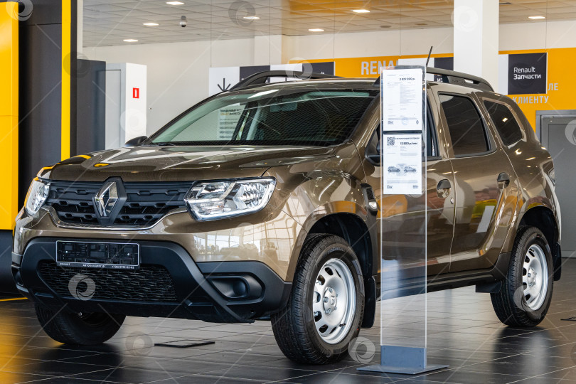 Скачать Внедорожник Renault Duster в автосалоне дилерского центра Renault. Автомобиль крупным планом. Автосалон Renault в Мега Адыгея. фотосток Ozero