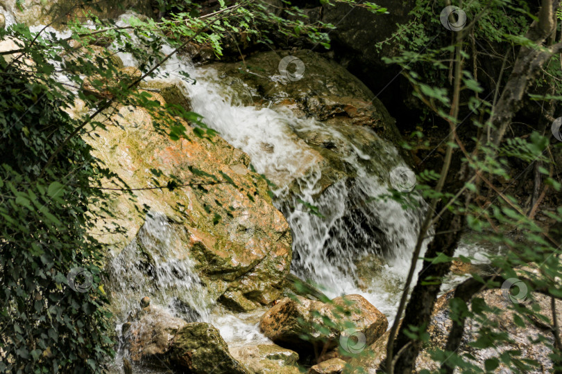 Скачать Вода течет по камням. фотосток Ozero