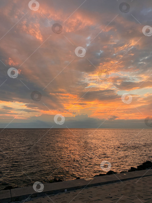 Скачать Облачное небо и красивый закат на Черном море. Вид на море вечером с набережной Адлера (Сочи) фотосток Ozero